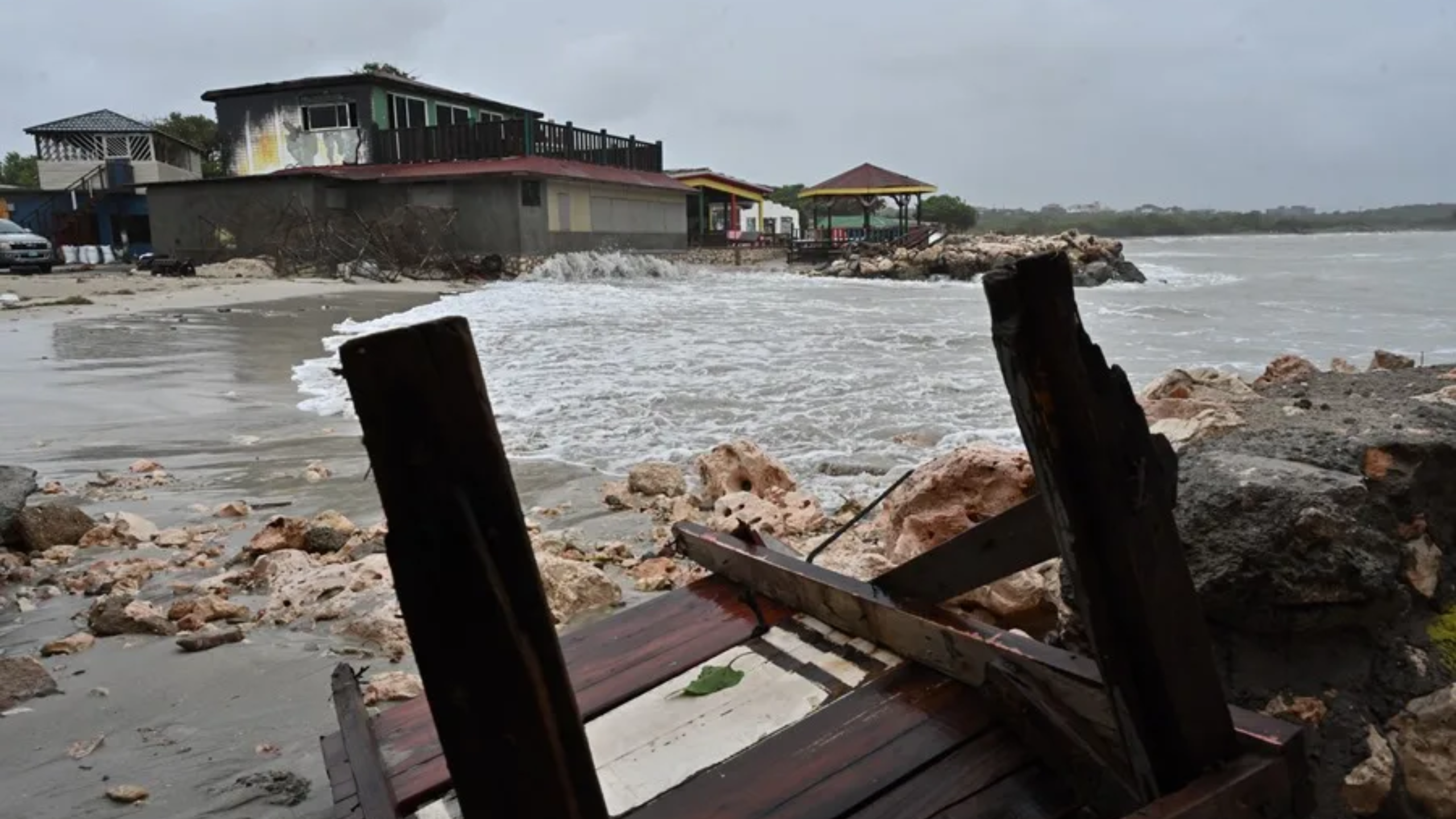 hallan-cuerpos-de-tres-personas-en-black-river-tras-impacto-de-melissa-en-jamaica