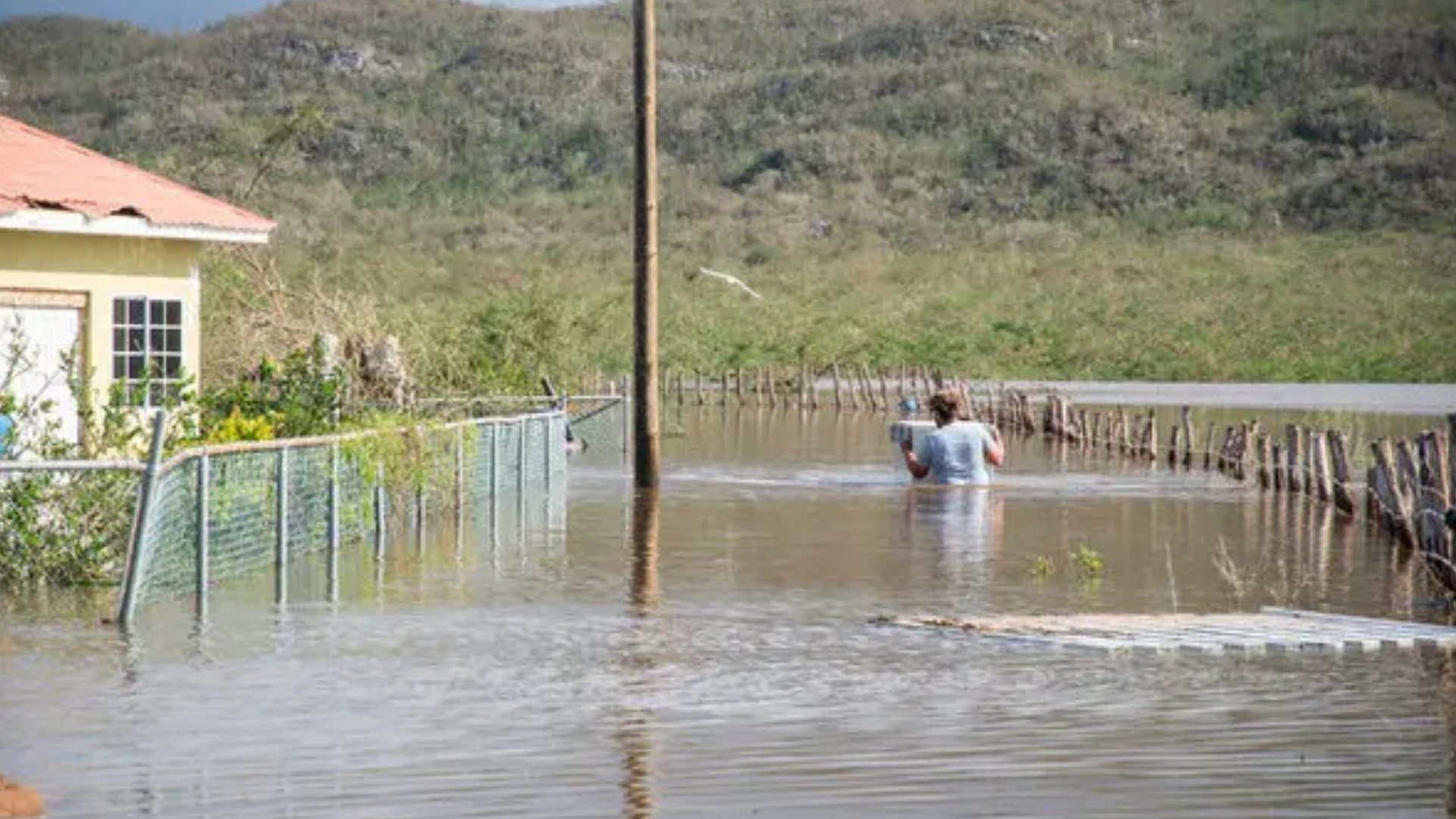 video:-espana-ofrece-a-jamaica-un-hospital-de-campana-tras-devastacion-del-huracan-melissa