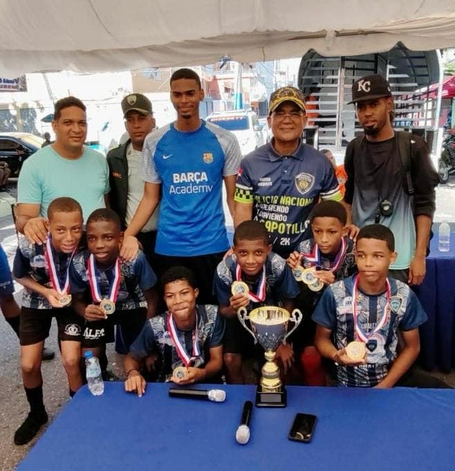 mas-de-100-ninos-brillan-en-el-torneo-interbarrial-de-futbol-3×3-de-la-policia
