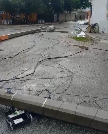 video:-colapso-de-varios-postes-electricos-genera-preocupacion-en-las-barias,-azua