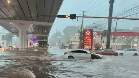 video:-fuertes-lluvias-en-santiago-transforman-sus-calles-en-rios;-alertas-ante-inundaciones