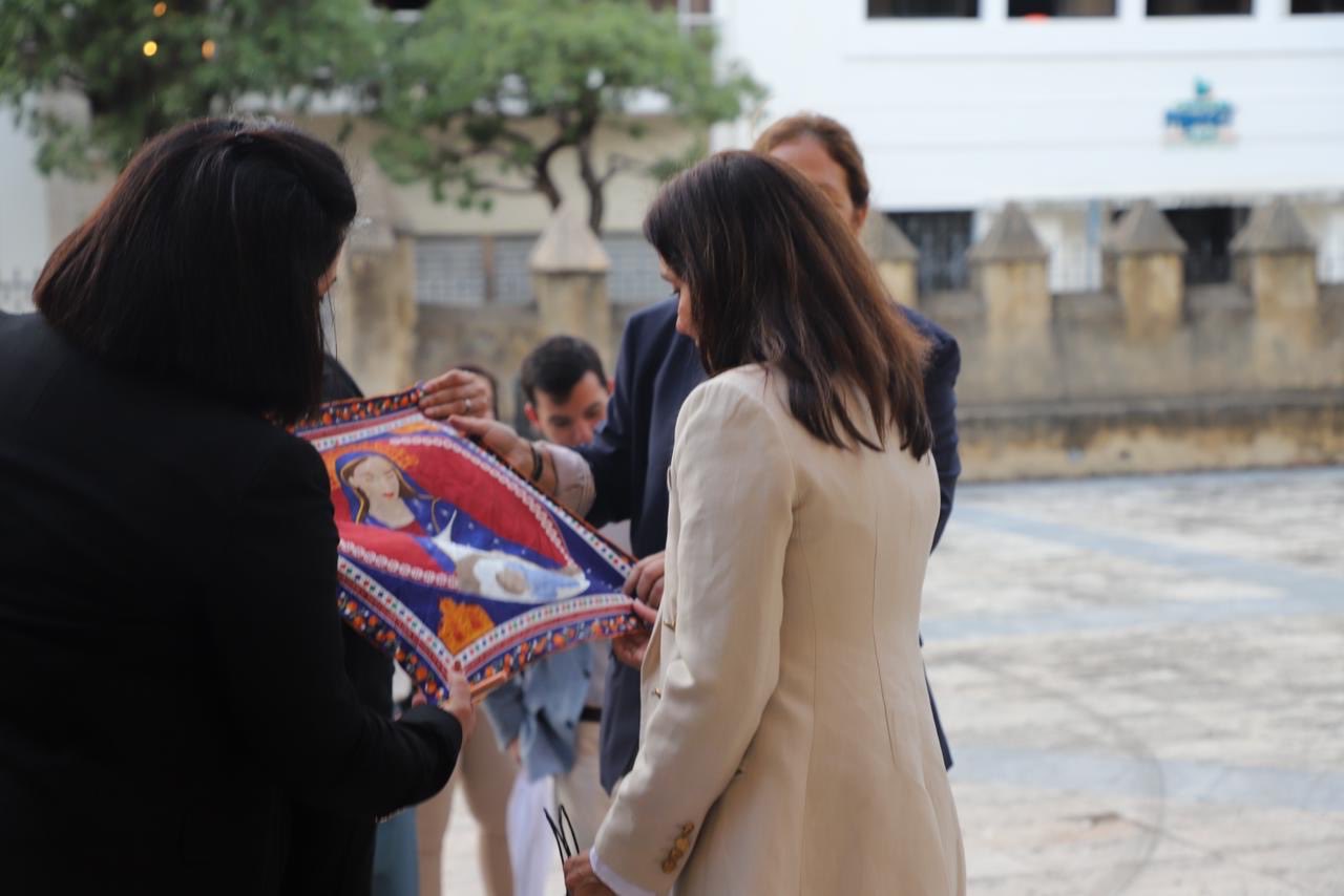 arriba-al-pais-la-embajadora-norteamericana-leah-campos-y-su-primera-visita-fue-a-la-catedral