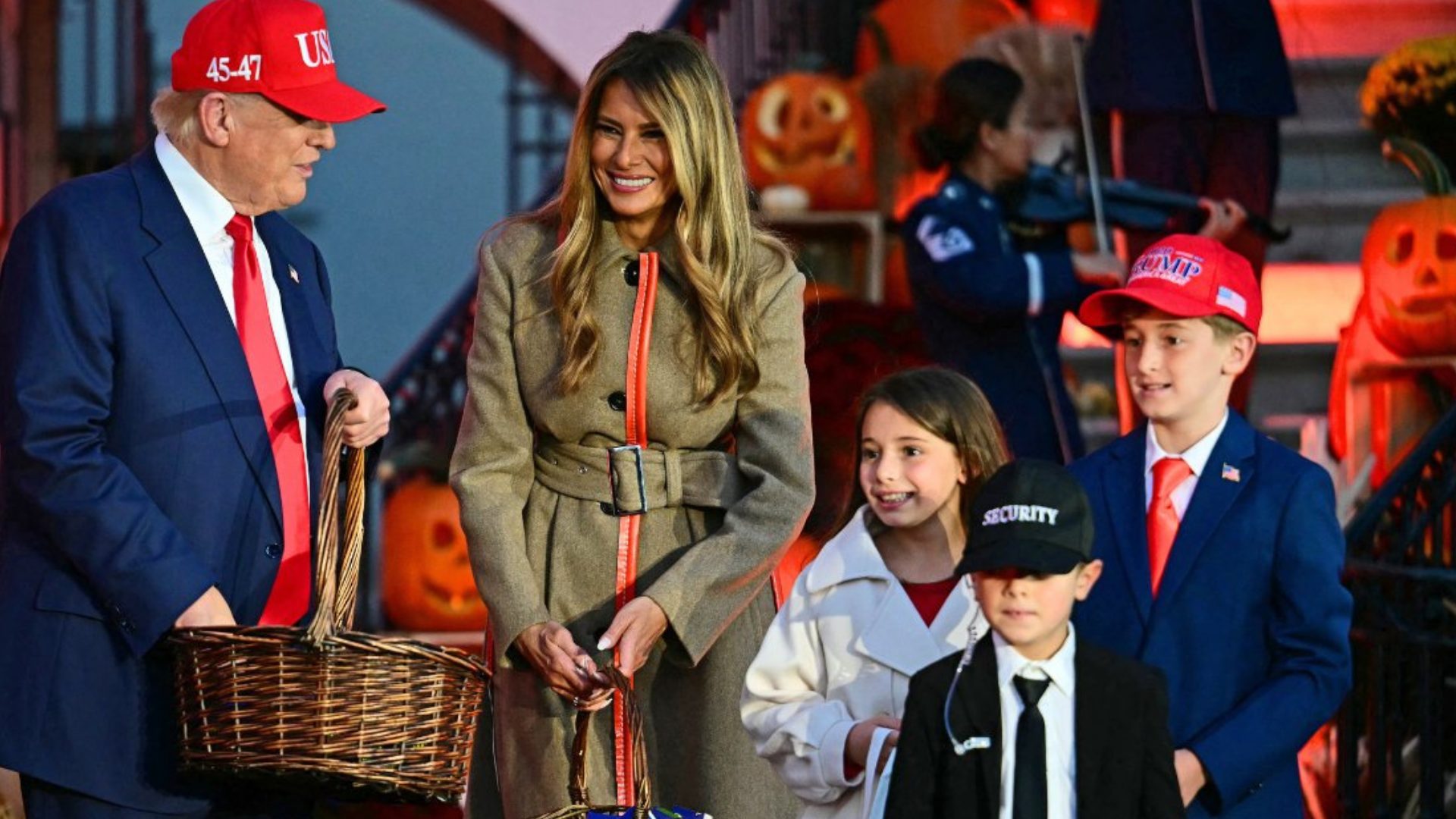 trump-y-melania-regalan-dulces-en-la-casa-blanca-por-halloween