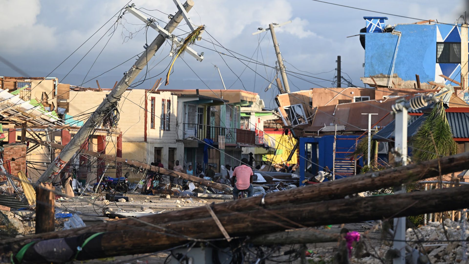 huracan-melissa-deja-tres-islas-sin-luz-y-provoca-graves-danos-en-bahamas