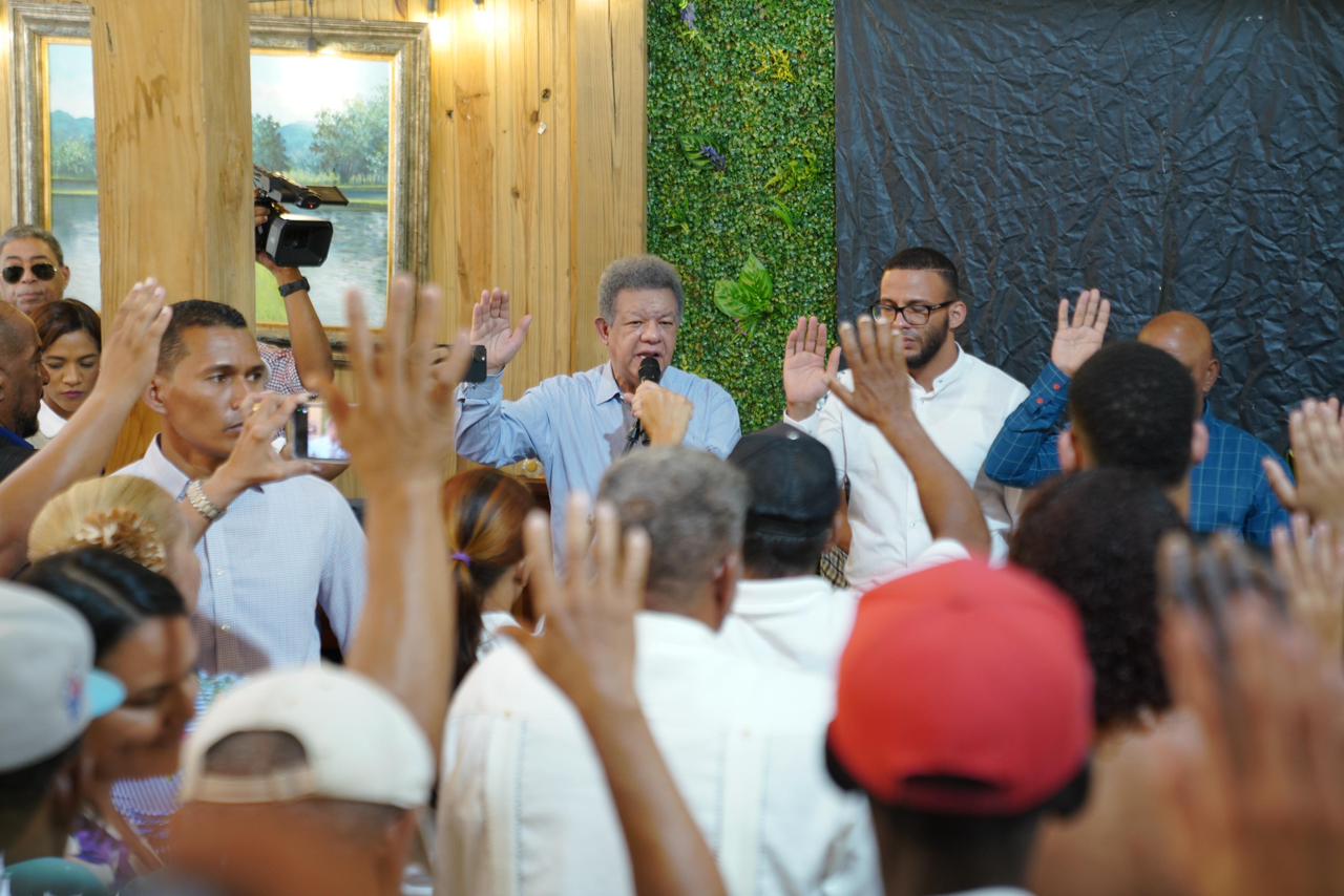leonel-fernandez-juramenta-en-la-fp-al-exsenador-felix-vasquez-y-dirigentes-de-sanchez-ramirez