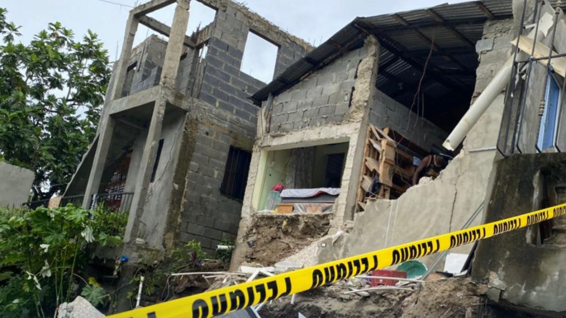 casa-se-derrumba-sobre-otra-vivienda-en-quita-sueno,-haina
