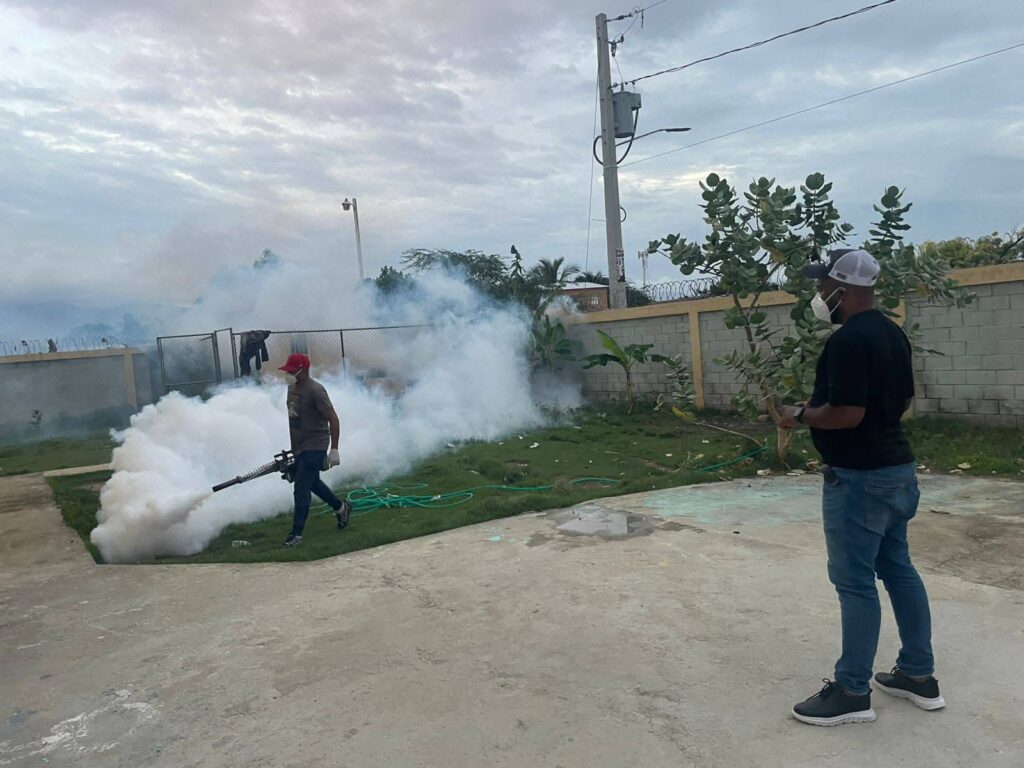 paro-de-docencia-en-escuela-de-tamayo-por-plaga-de-mosquitos;-inician-operativo-de-fumigacion