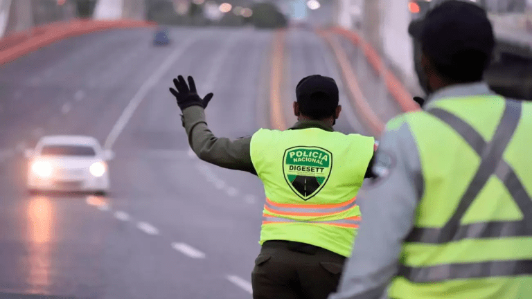 cierran-momentaneamente-la-autopista-duarte-por-instalacion-de-tendidos-electricos