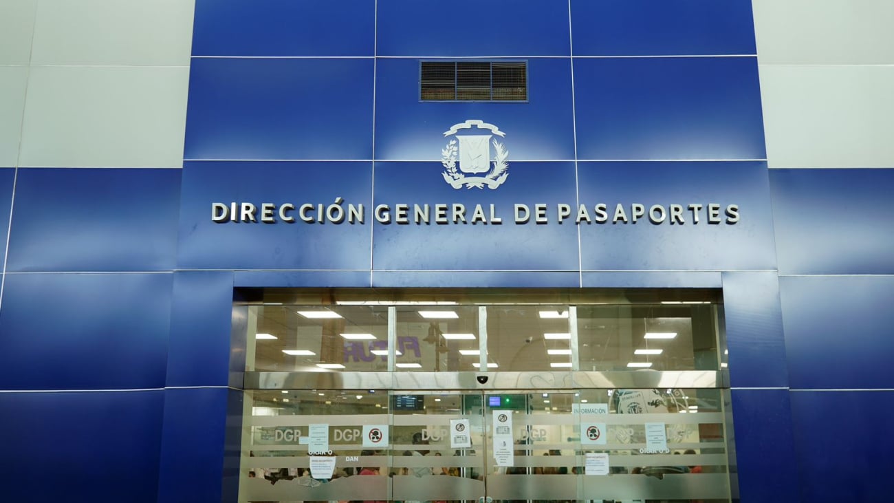 caos-en-pasaportes:-largas-filas,-fallas-en-el-sistema-y-desesperacion-entre-los-usuarios