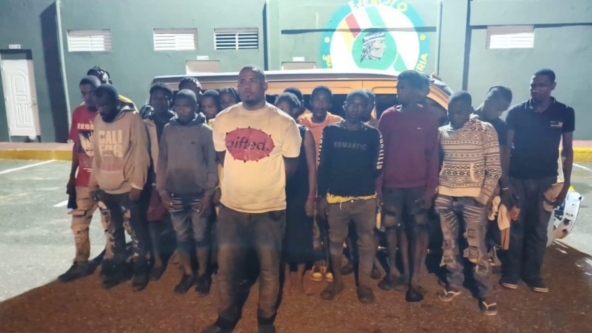 video:-detienen-conductor-de-minibus-transportando-19-haitianos-ilegales-en-san-juan-de-la-maguana
