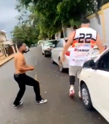 video:-dos-taxistas-se-van-a-las-trompadas-por-disputa-de-un-pasajero-en-espaillat