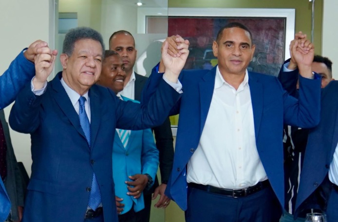 leonel-juramenta-en-la-fuerza-del-pueblo-a-bernardo-arroyo,-hermano-de-nelson-arroyo-vicepresidente-del-prm