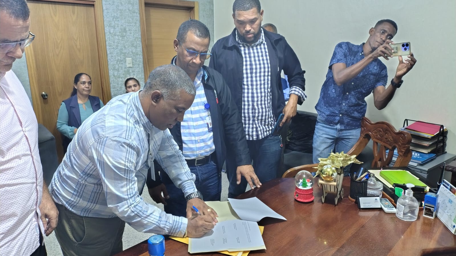 acuerdo-entre-adp-y-minerd-permitira-mejorar-condiciones-de-escuelas-en-tabara-arriba