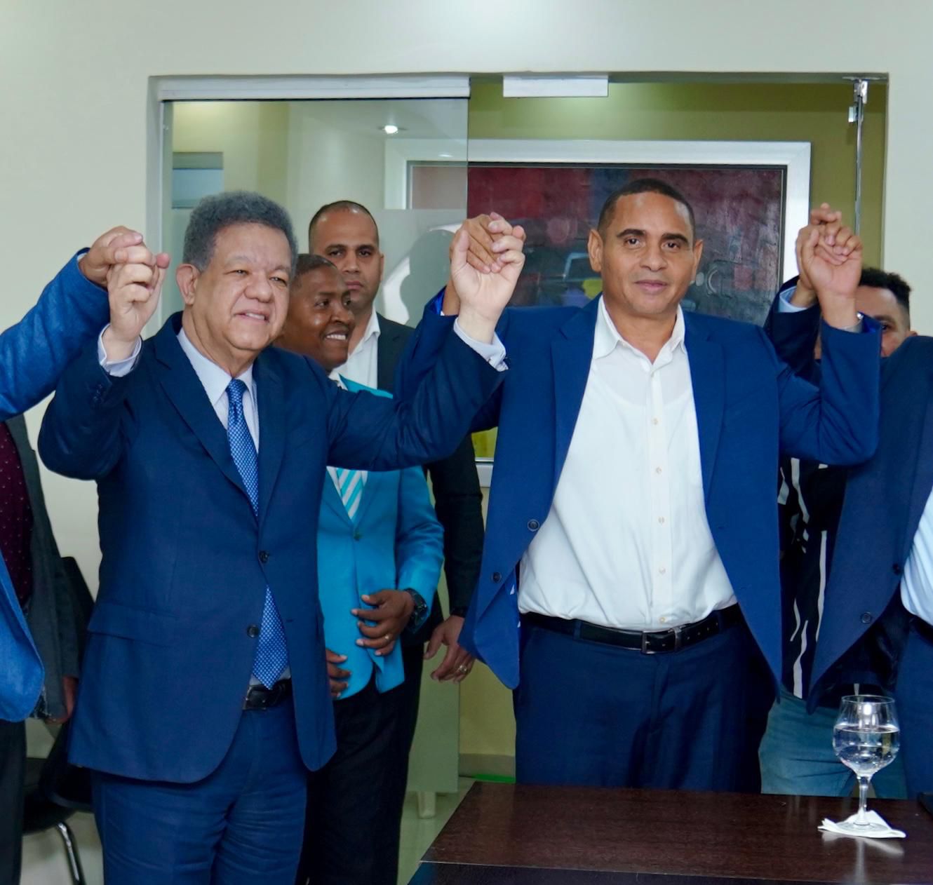 leonel-juramenta-en-la-fuerza-del-pueblo-a-hermano-de-nelson-arroyo-vicepresidente-del-prm