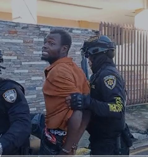 video:-detienen-a-nacional-haitiano-por-agredir-e-insultar-a-feligreses-en-moca