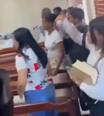 video:-tension-en-tribunal-de-barahona:-familias-se-pelean-en-plena-audiencia-por-homicidio