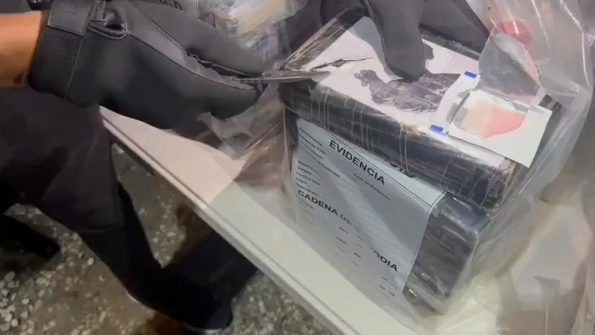 video:-arrestan-cinco-hombres-e-incautan-150-paquetes-de-cocaina-en-azua