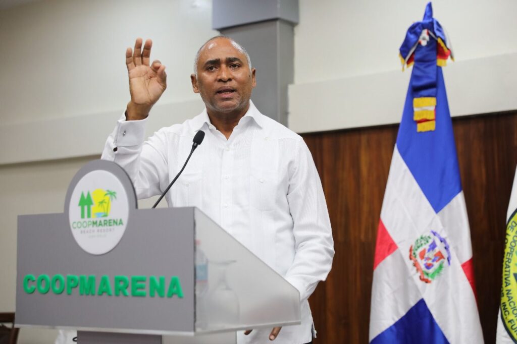 julito-fulcar-imparte-conferencia-sobre-liderazgo-y-procedimiento-parlamentario-en-sector-cooperativo