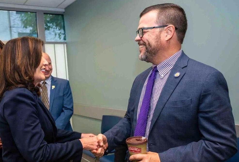 senador-eeuu-destaca-trascendencia-historica-de-la-visita-de-la-gobernadora-hochul-a-rd