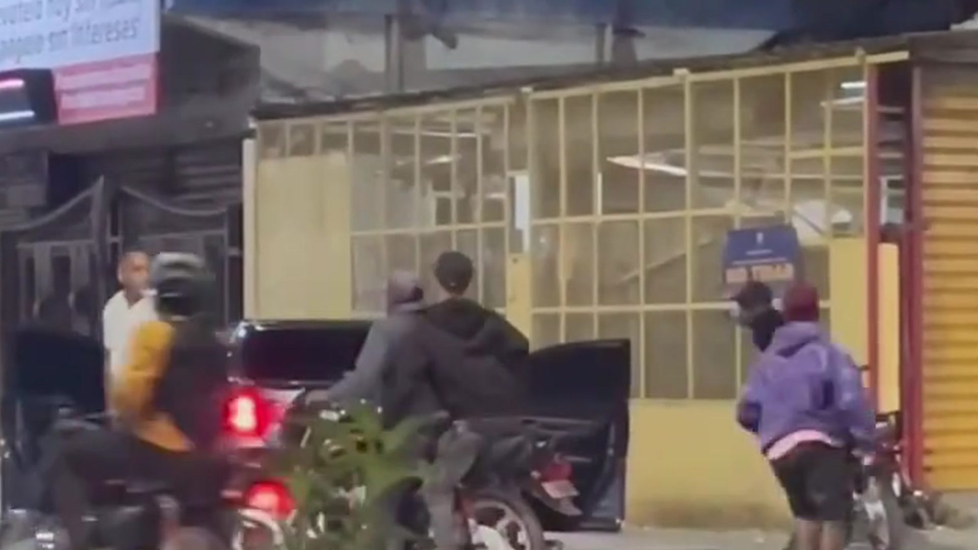 video:-¡con-pistola-en-mano!-jovenes-asaltan-hombre-en-la-charles-de-gaulle