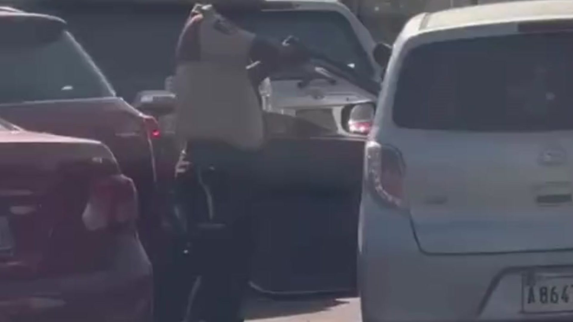 video:-seguridad-apunta-con-arma-a-conductor-tras-incidente-en-la-avenida-gomez