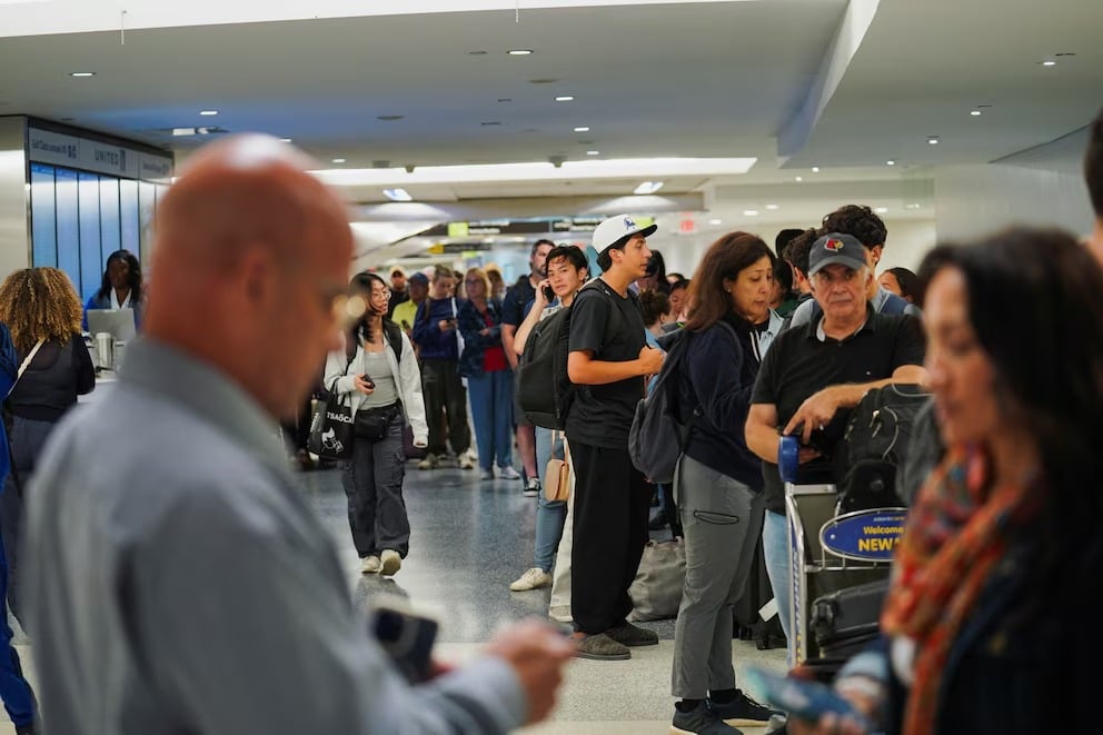 miles-de-pasajeros-varados-en-eeuu-tras-mas-de-700-cancelaciones-de-vuelos-por-el-cierre-del-gobierno