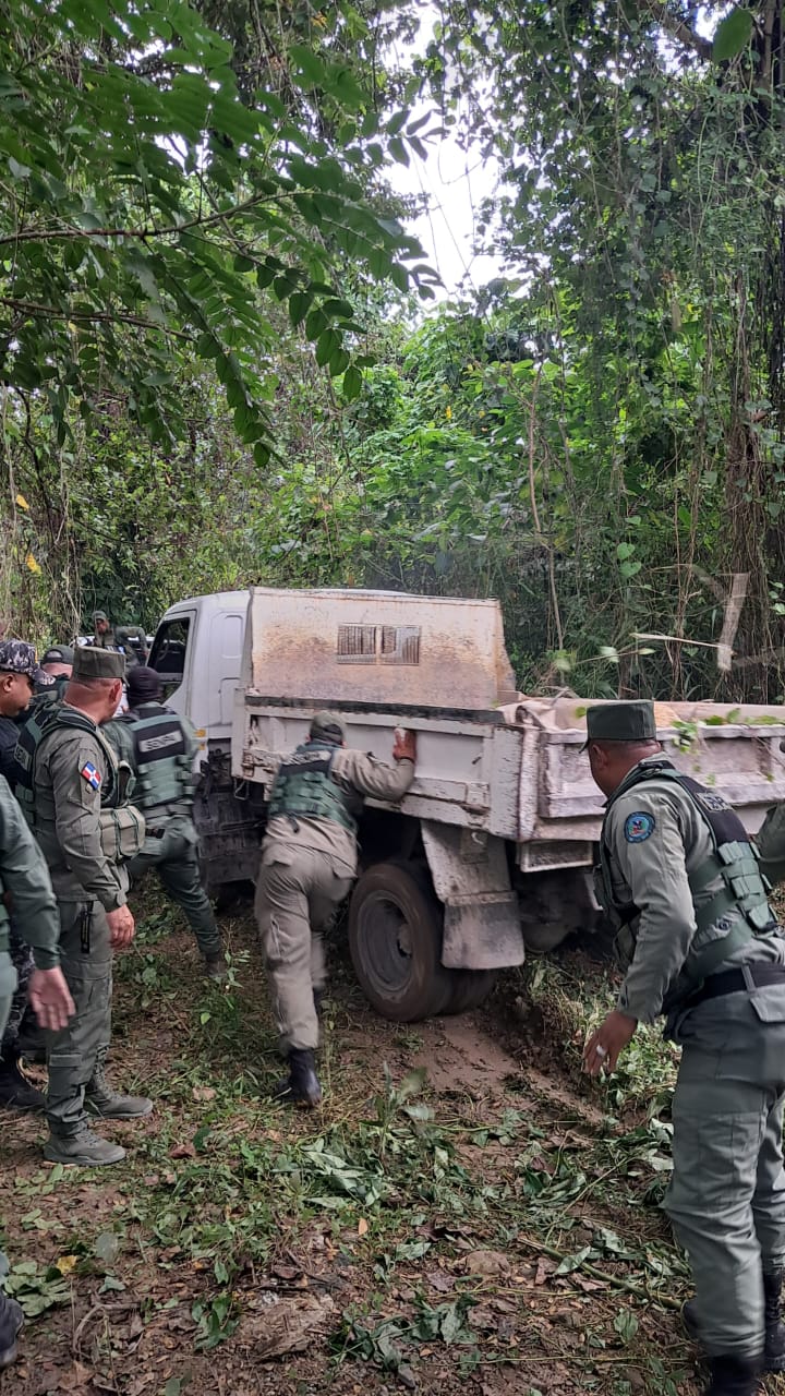 video:-tres-camiones-sorprendidos-extrayendo-material-de-manera-ilegal-en-el-rio-nigua