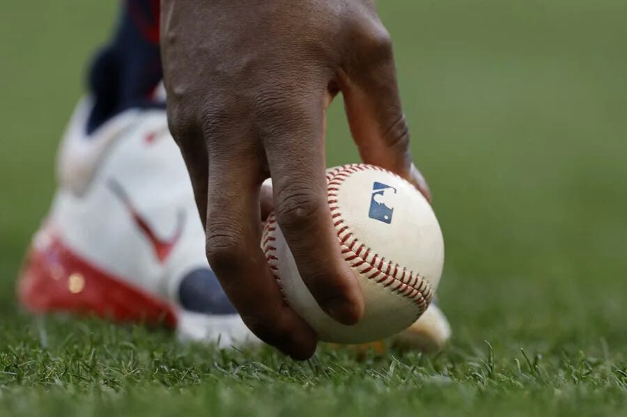mlb-y-guardianes-de-cleveland-cooperan-con-autoridades-tras-acusaciones-contra-emmanuel-clase-y-luis-ortiz