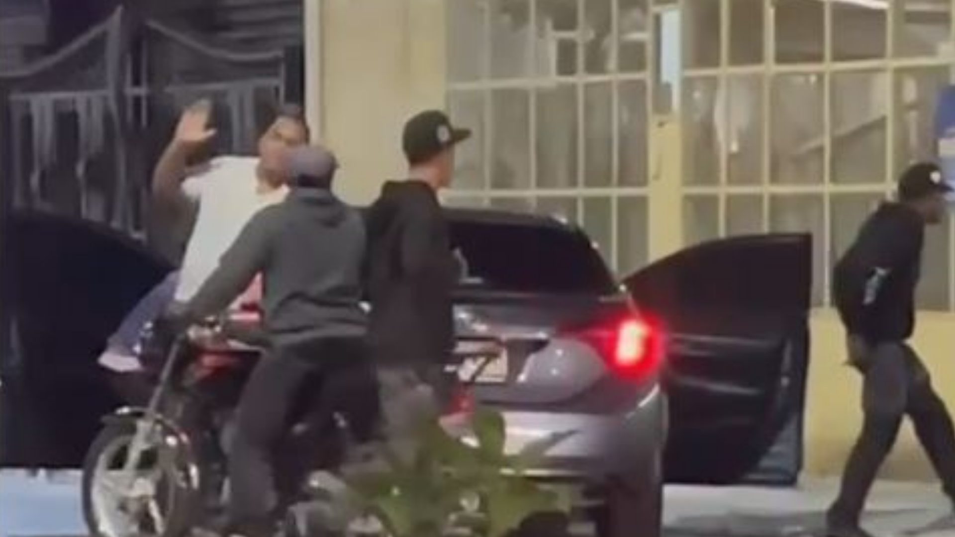 policia-identifica-y-persigue-a-«arturo-bota-fuego»-y-su-peligrosa-banda-de-asaltantes-en-invivienda