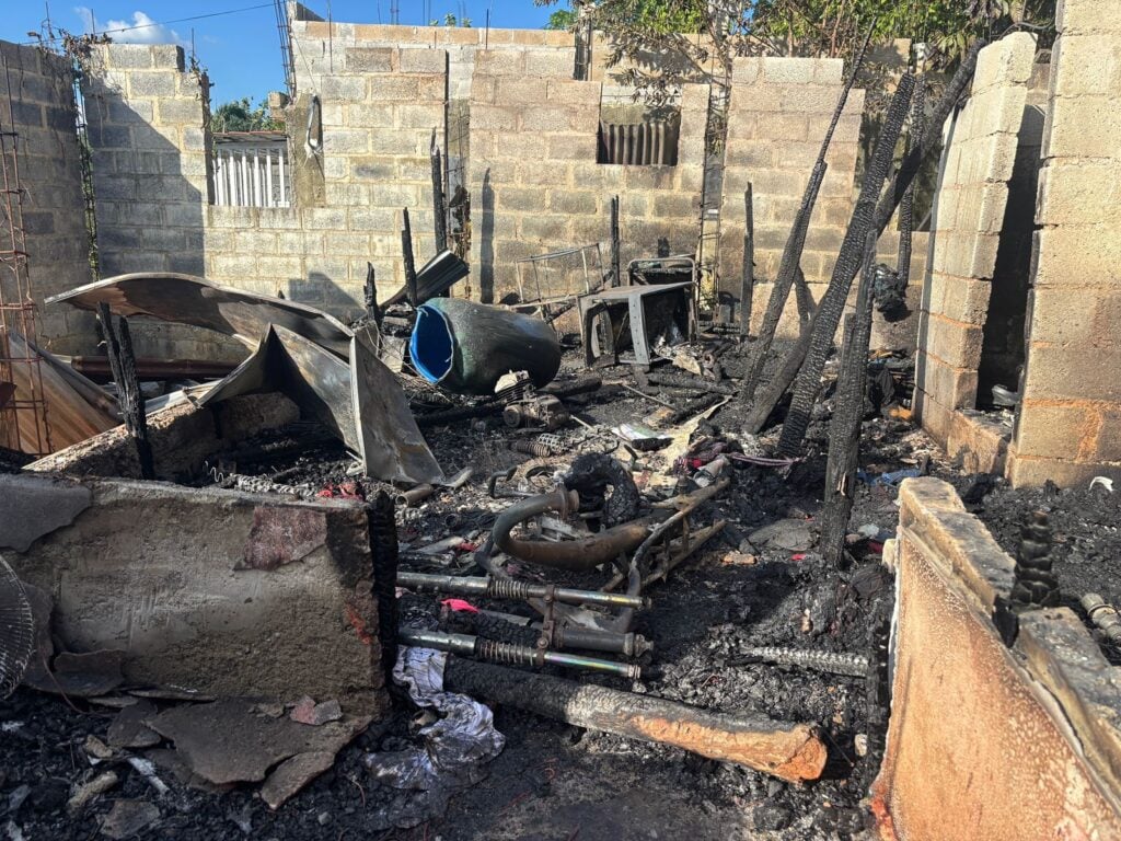 video:-incendio-destruye-vivienda-en-momento-que-la-propietaria-asistia-a-velatorio-de-su-hermanao