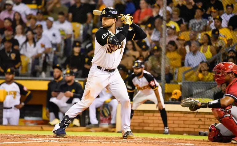 hit-de-oro-por-jc-escarra-da-triunfo-a-aguilas-cibaenas