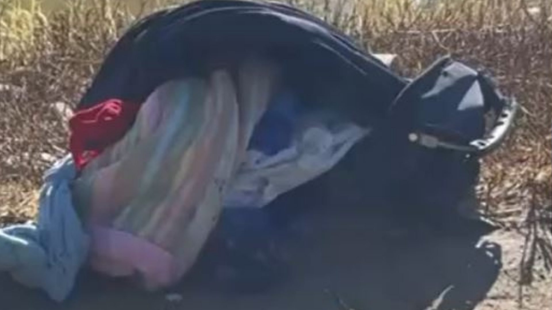 hallan-recien-nacido-dentro-de-una-mochila-en-canal-de-riego