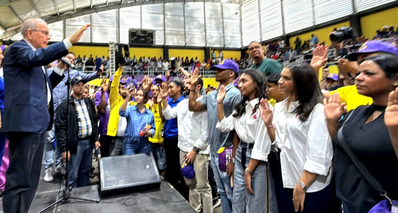pld-juramenta-a-otros-300-jovenes-en-el-distrito-nacional