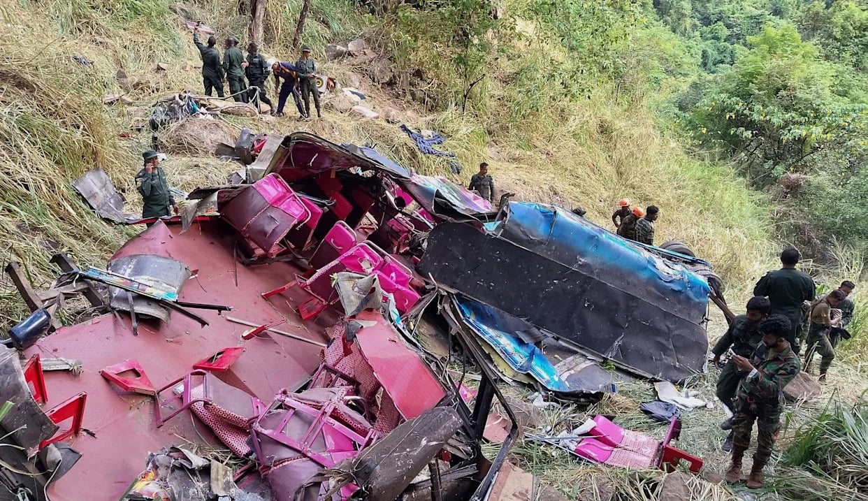 al-menos-13-muertos-al-caer-un-autobus-por-la-ladera-de-una-montana-en-andes-de-ecuador