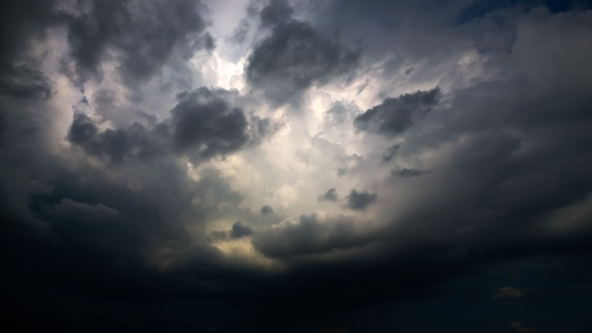 escasas-lluvias-en-la-manana-y-aguaceros-aislados-en-la-tarde de-este-lunes