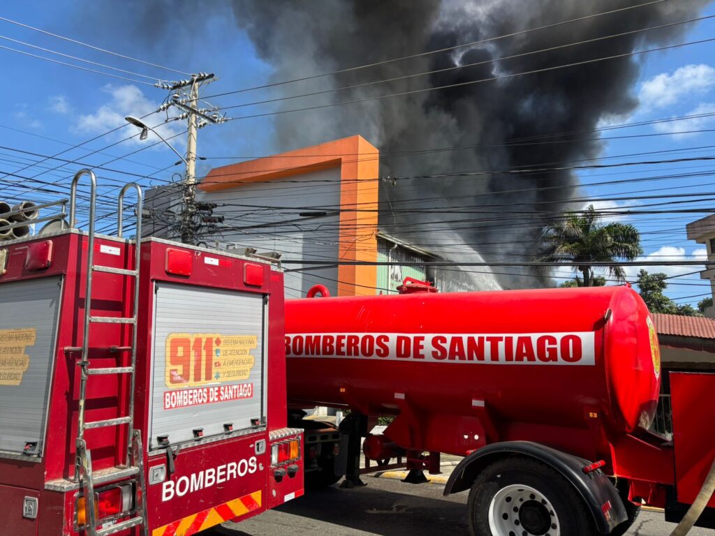 incendio-afecta-almacen-de-prodacom-en-santiago;-una-persona-resulto-herida