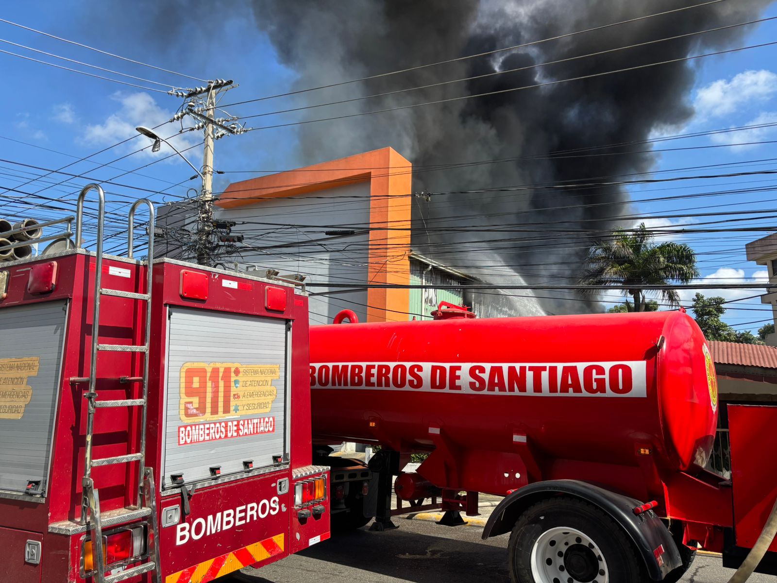 incendio-afecta-almacen-de-prodacom-en-santiago;-una-persona-resulto-herida