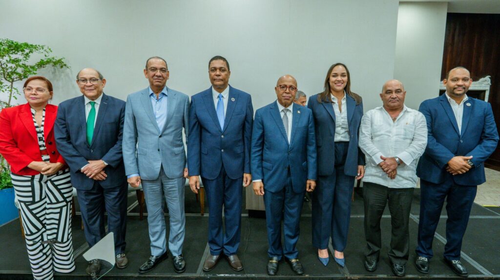 victor-d’aza-anuncia-retiro-precandidatura-presidencial-por-prm-para-el-2028