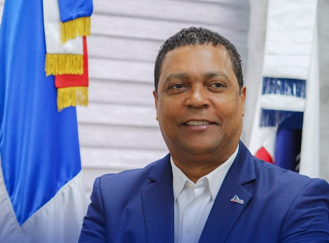 victor-d’aza-retira-su-precandidatura-presidencial-para-2028-y-llama-a-la-unidad-del-prm
