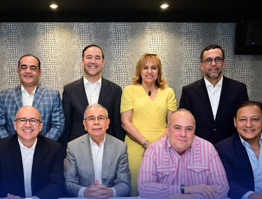 danilo-medina-sostiene-encuentro-con-aspirantes-presidenciales-pld