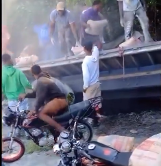 video:-se-accidenta-patana-saquearon-carga-de-patana-accidentada-en-nizao