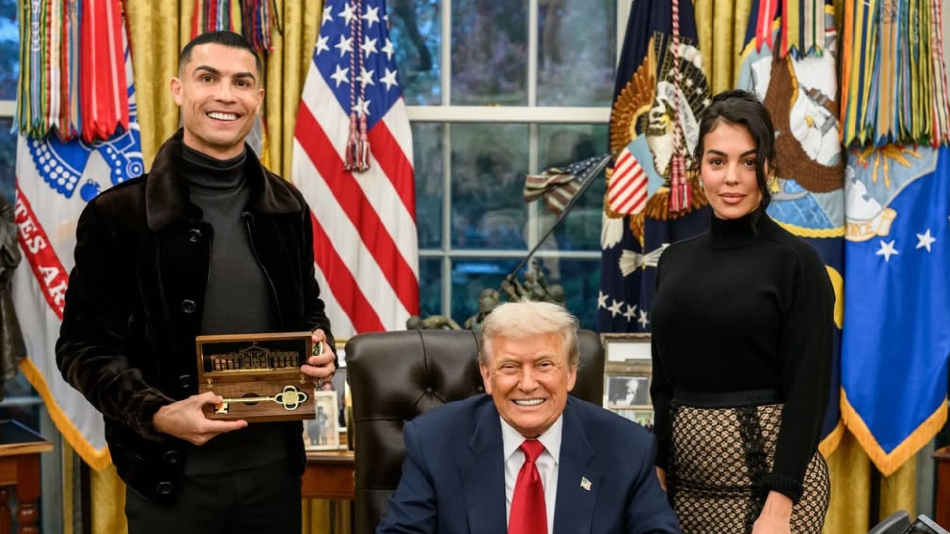 ¡trump-y-ronaldo-juntos!-presidente-ee.uu-entrega-a-futbolista-la-llave-dorada