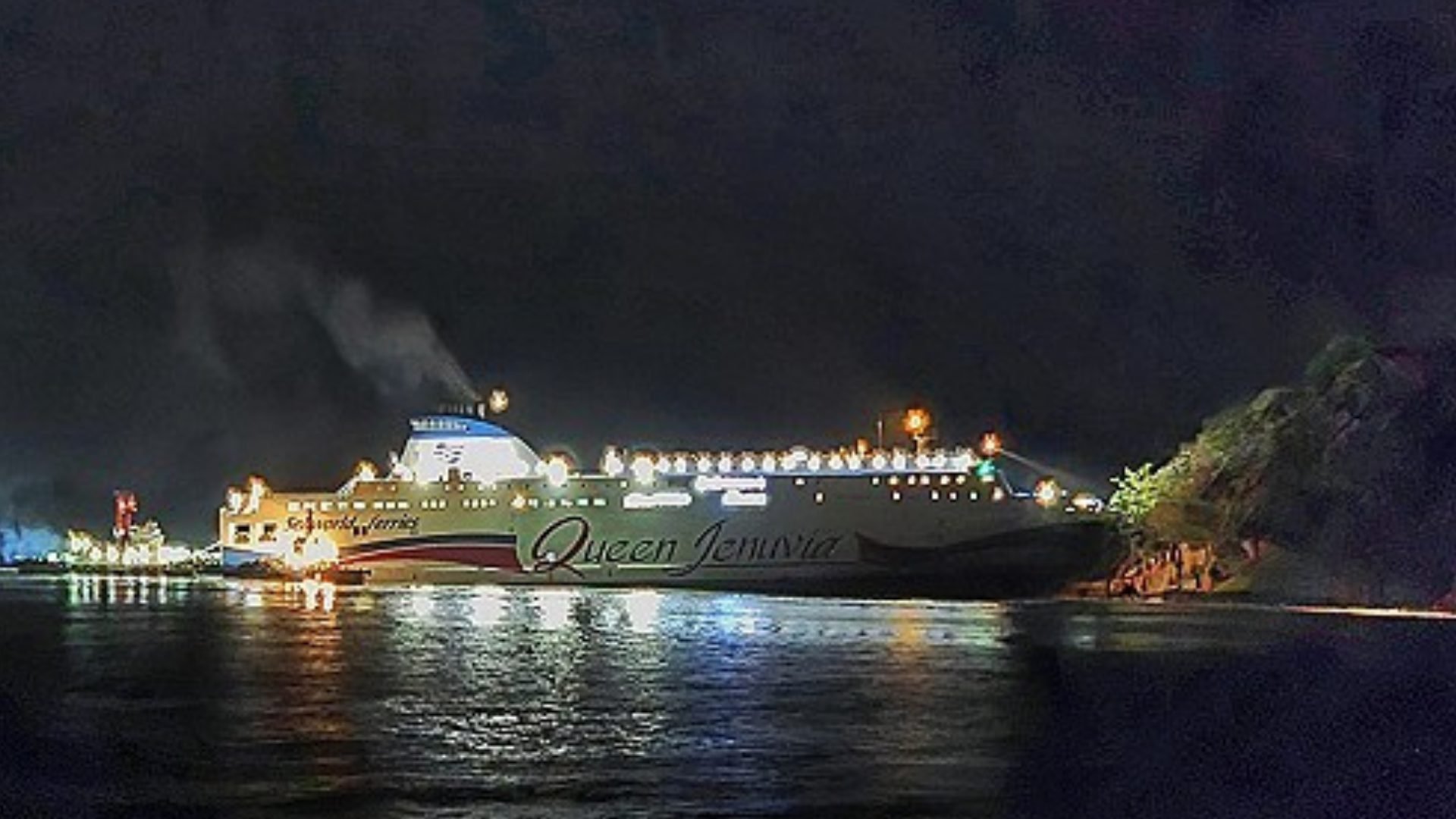 por-estar-distraido-con-un-celular,-capitan-de-ferry-choca-con-una-roca-en-costa-de-corea-del-sur
