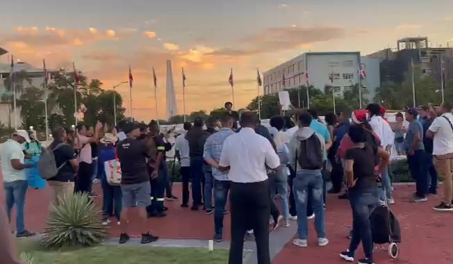 marcha-azul-protesta-frente-al-congreso-contra-apagones-y-corrupcion