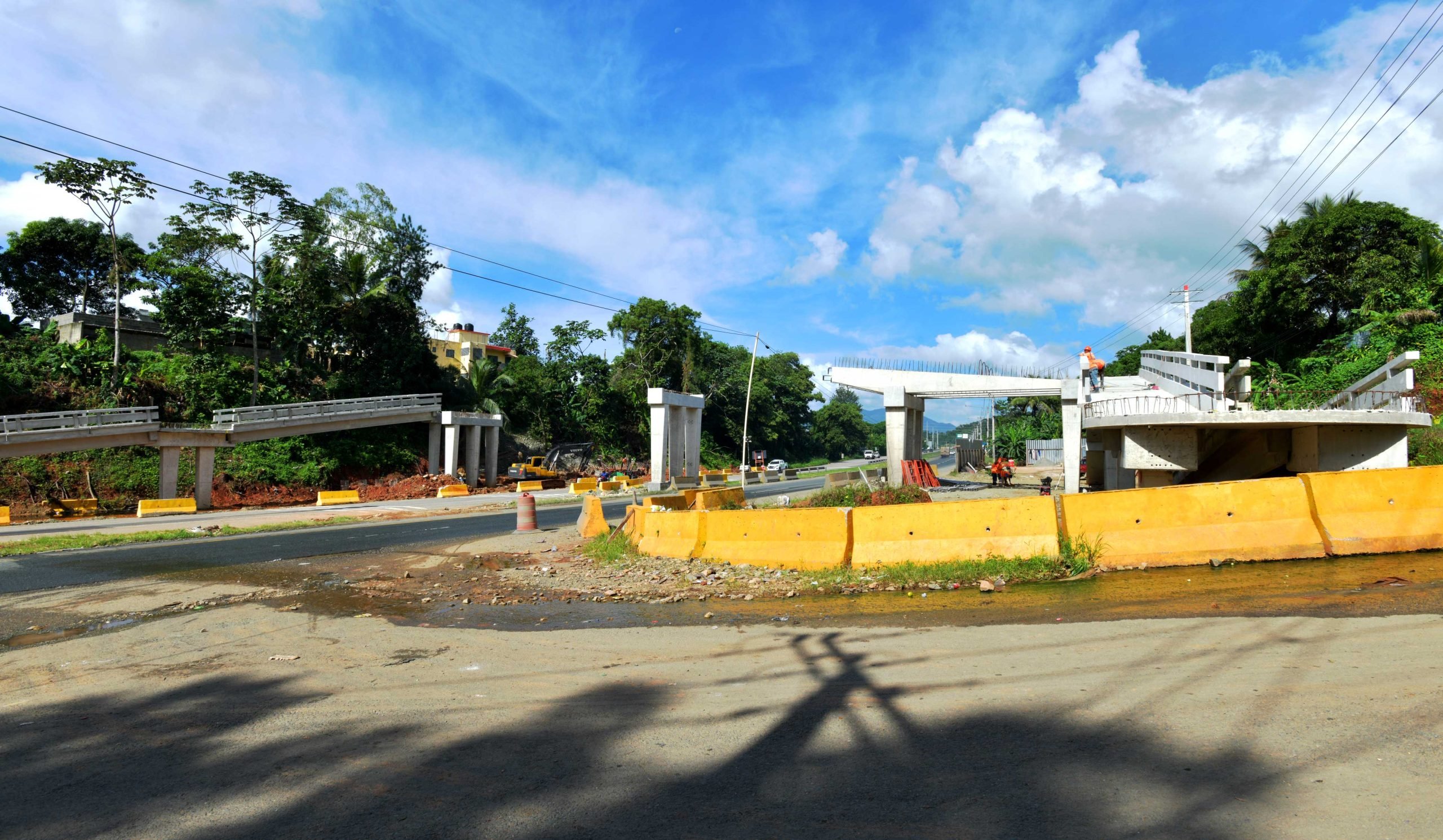 instalan-este-jueves-las-vigas-centrales-del-nuevo-puente-peatonal-y-motorizado-en-villa-altagracia
