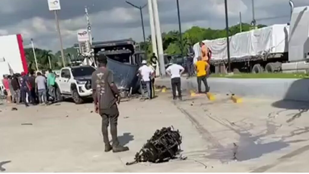 video:-vehiculos-colisionan-en-estacion-de-combustible-tras-explosion-de-neumatico-en-san-cristobal