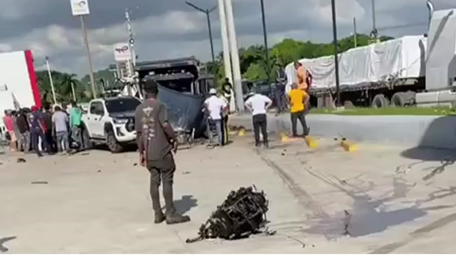 video:-vehiculos-colisionan-en-estacion-de-combustible-tras-explosion-de-neumatico-en-san-cristobal