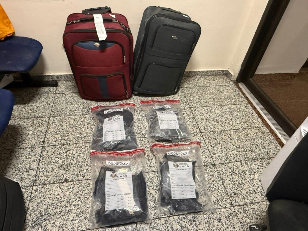 ¡ocultas-en-maletas!-hallan-paquetes-presumiblemente-de-cocaina-en-el-aila