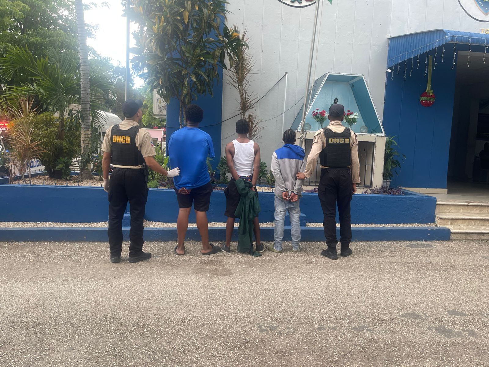 cocaina,-hierba-y-crack-entre-drogas-ocupadas-a-varios-hombres-en-san-juan
