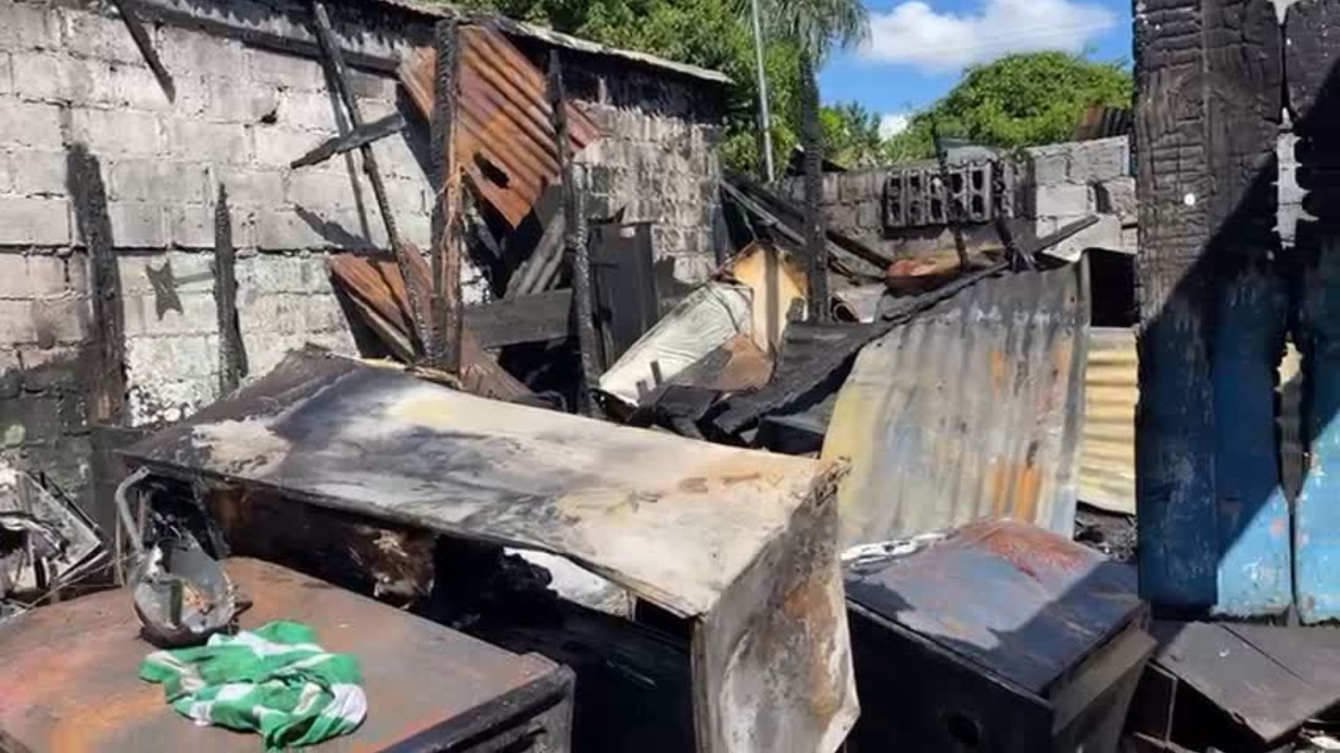 tres-viviendas-quedan-reducidas-a-cenizas-tras-incendio-en-maria-auxiliadora;-denuncian-falta-de-respuesta-oficial
